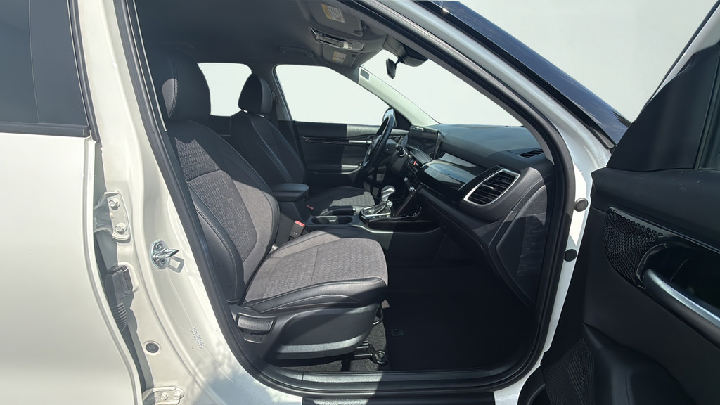 Used 2025 Kia Seltos S AWD/4WD image 41
