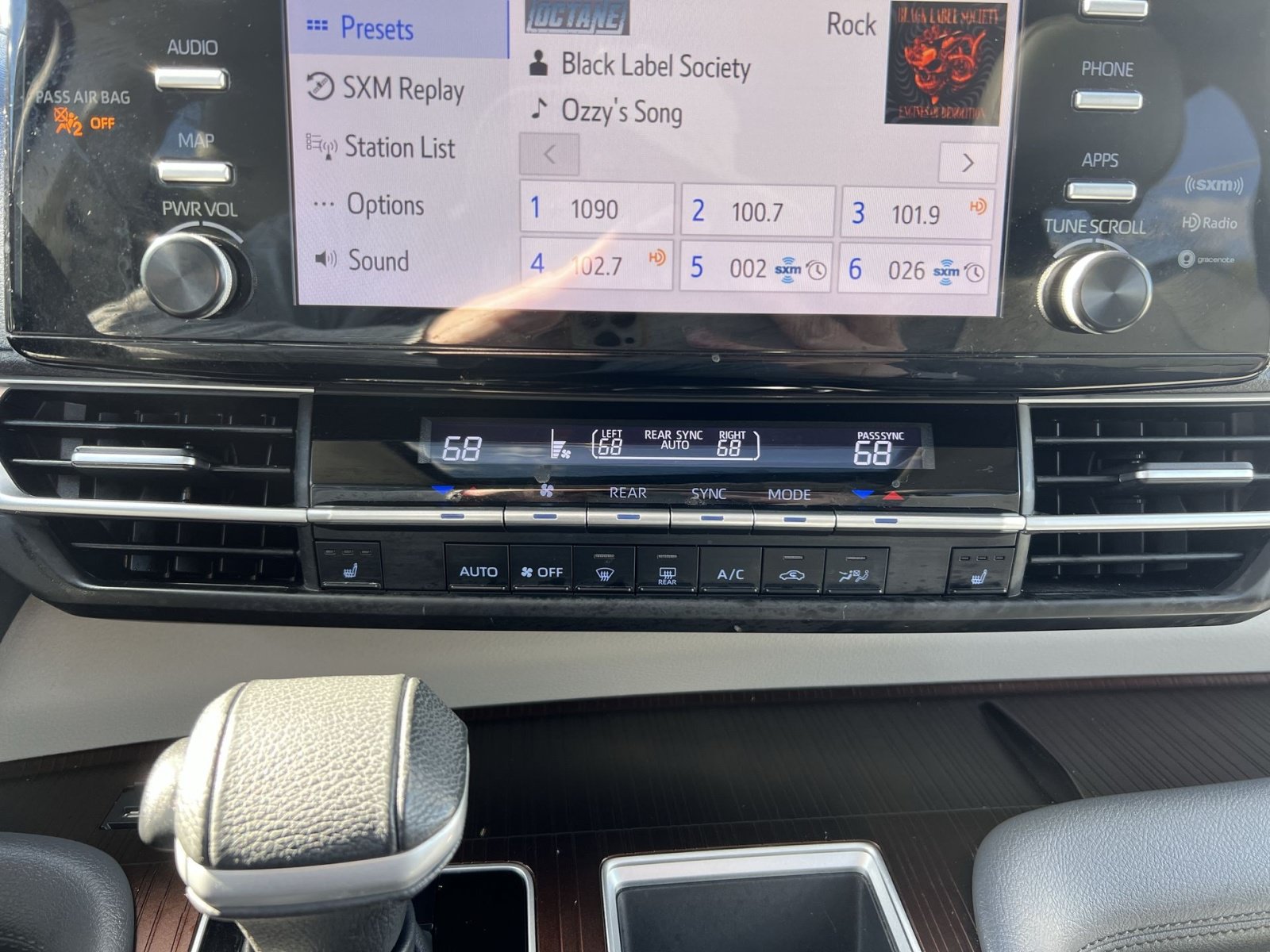Used 2022 Toyota Sienna XLE FWD image 20