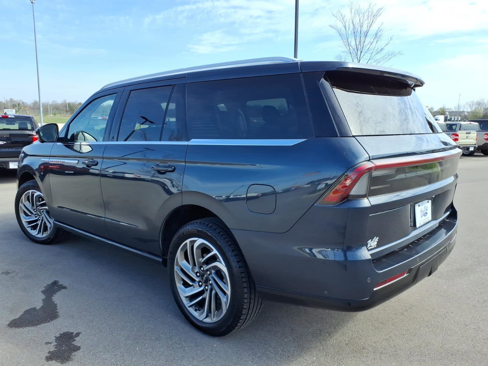 Used 2025 Lincoln Navigator Reserve image 5