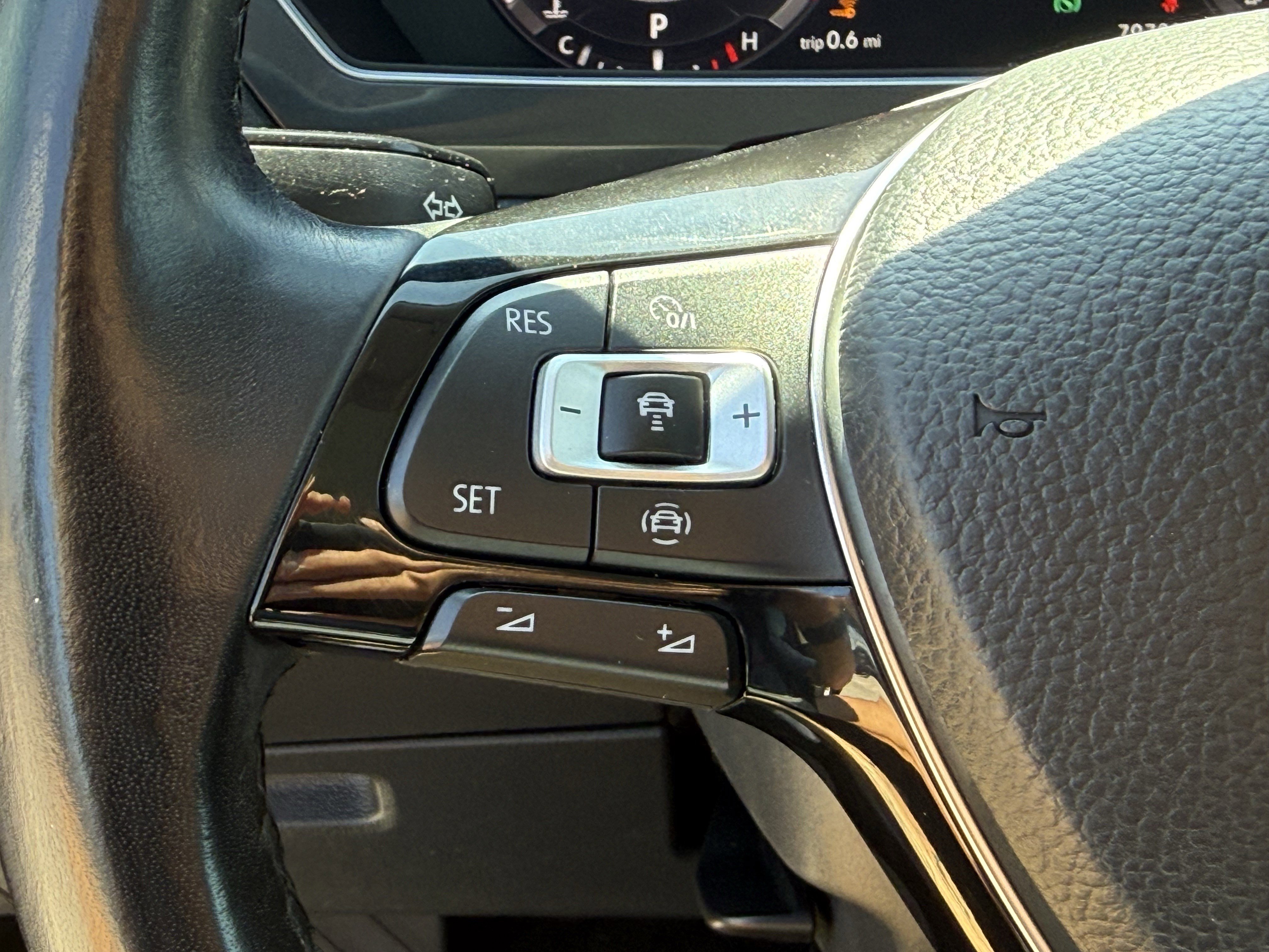 Used 2019 Volkswagen Tiguan SEL FWD image 16