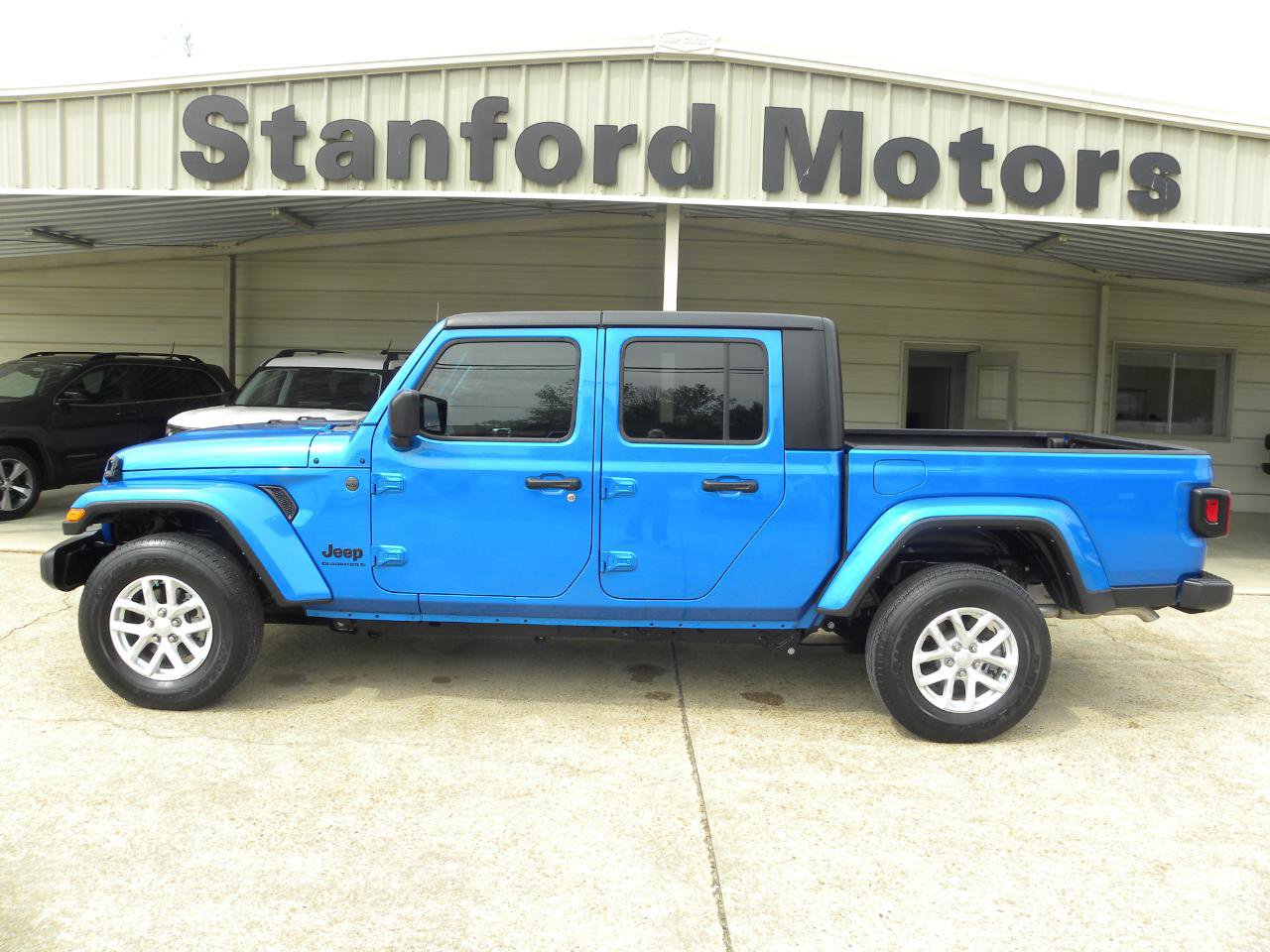 Used 2023 Jeep Gladiator Sport AWD/4WD image 1