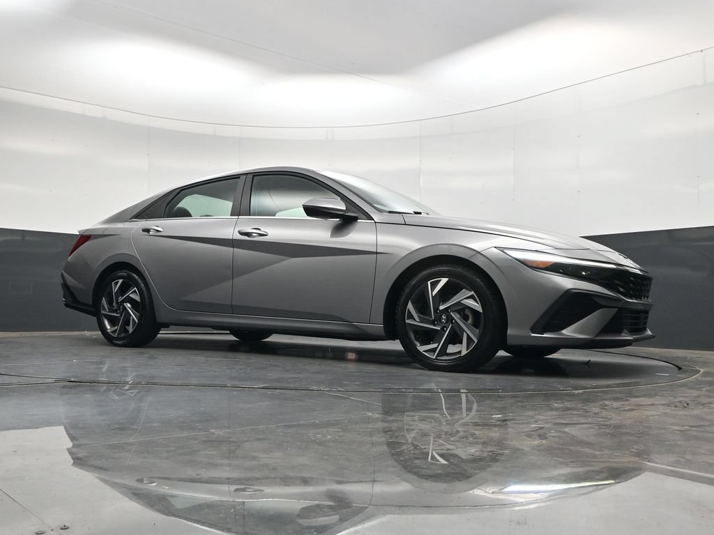 Used 2025 Hyundai Elantra Limited FWD image 29
