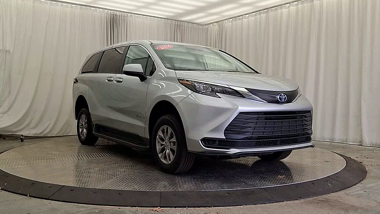 Used 2024 Toyota Sienna LE FWD image 7