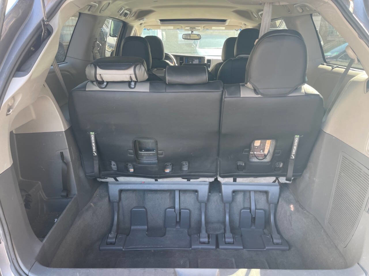 Used 2015 Toyota Sienna XLE w/ XLE Navigation Package FWD image 21