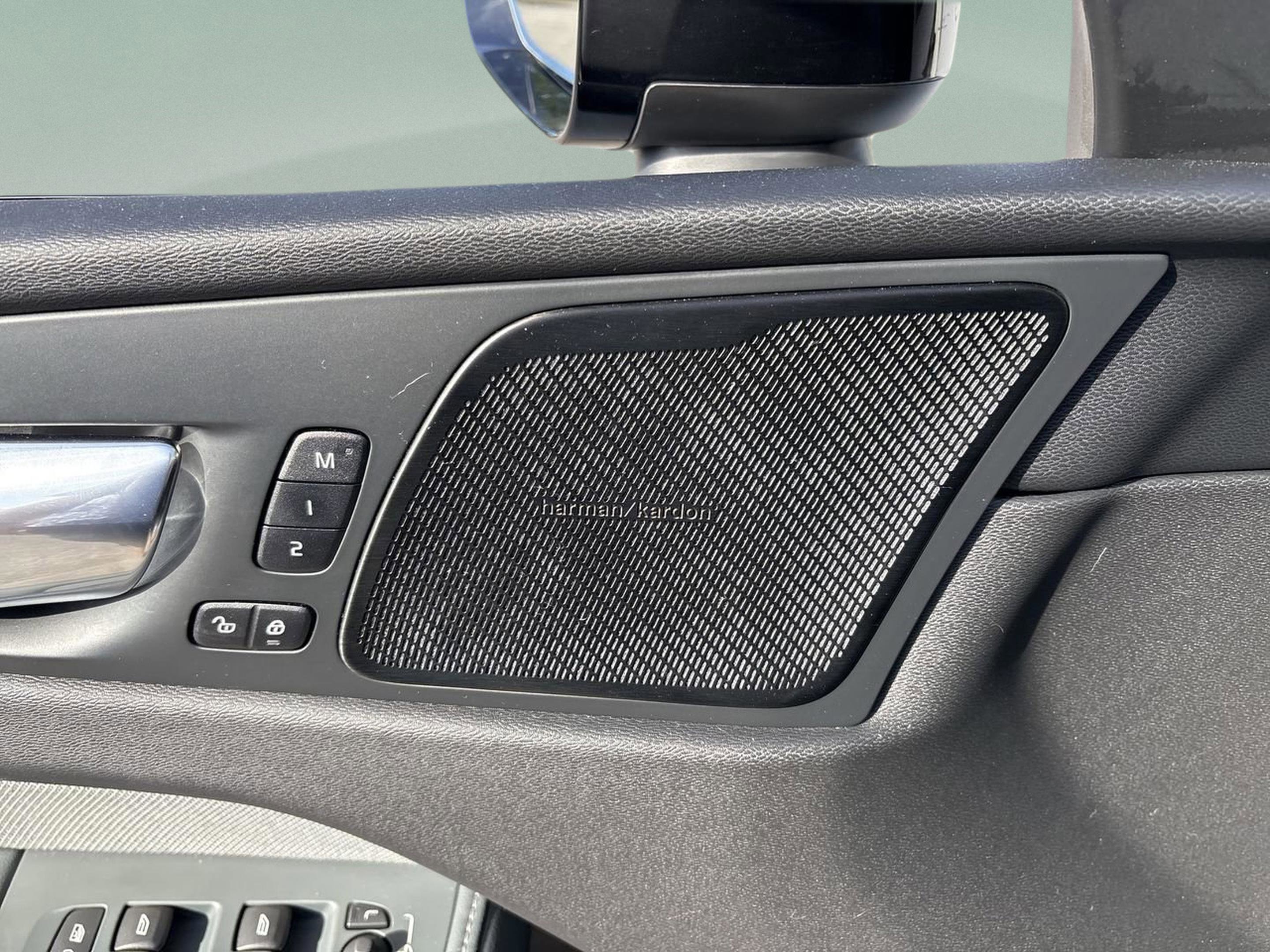 Used 2020 Volvo XC60 T5 R-Design w/ Protection Package Premier image 25