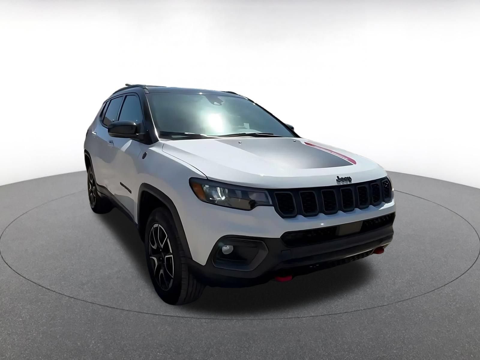 Used 2025 Jeep Compass Trailhawk AWD/4WD image 3