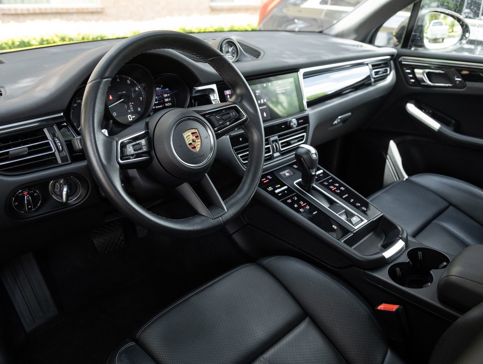 Certified 2023 Porsche Macan AWD/4WD image 4