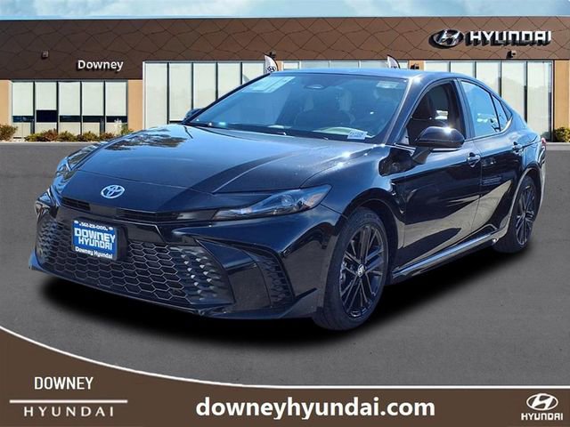Used 2025 Toyota Camry SE image 1