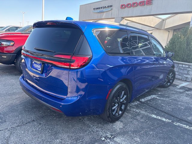 Used 2021 Chrysler Pacifica Touring w/ S Appearance Package FWD image 6