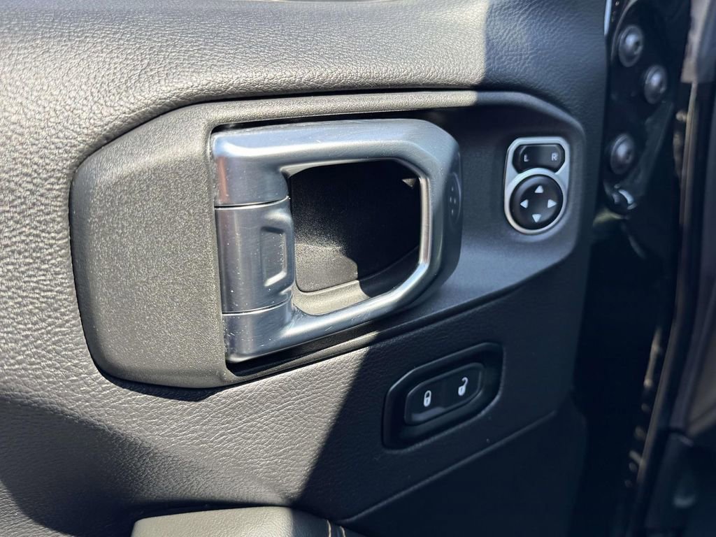 Used 2025 Jeep Wrangler Unlimited Sahara AWD/4WD image 16