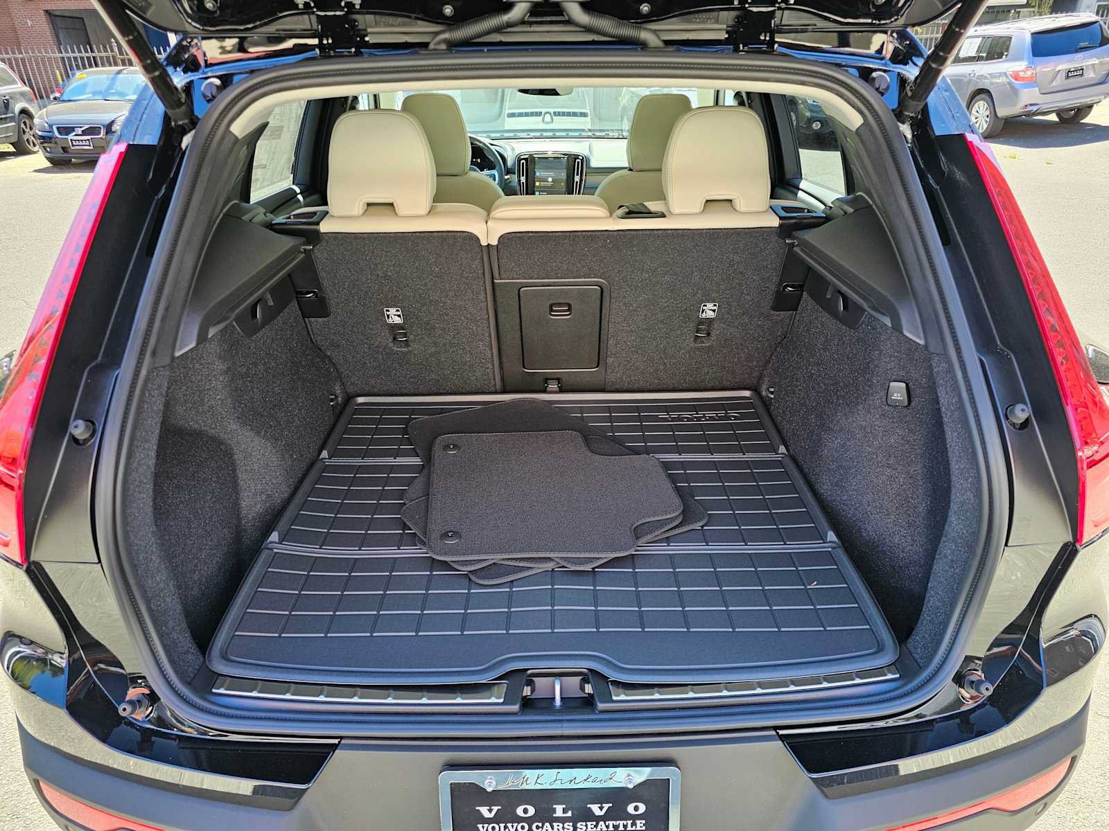 New 2025 Volvo XC40 B5 Ultra w/ Climate Package AWD/4WD image 16