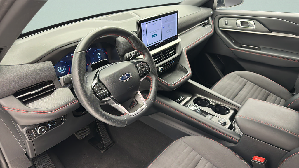 Used 2025 Ford Explorer ST-Line w/ ST-Line Street Pack AWD/4WD image 11