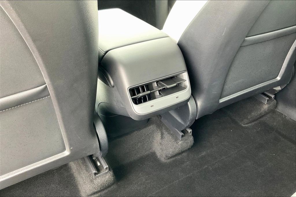Used 2022 Tesla Model Y Long Range image 10