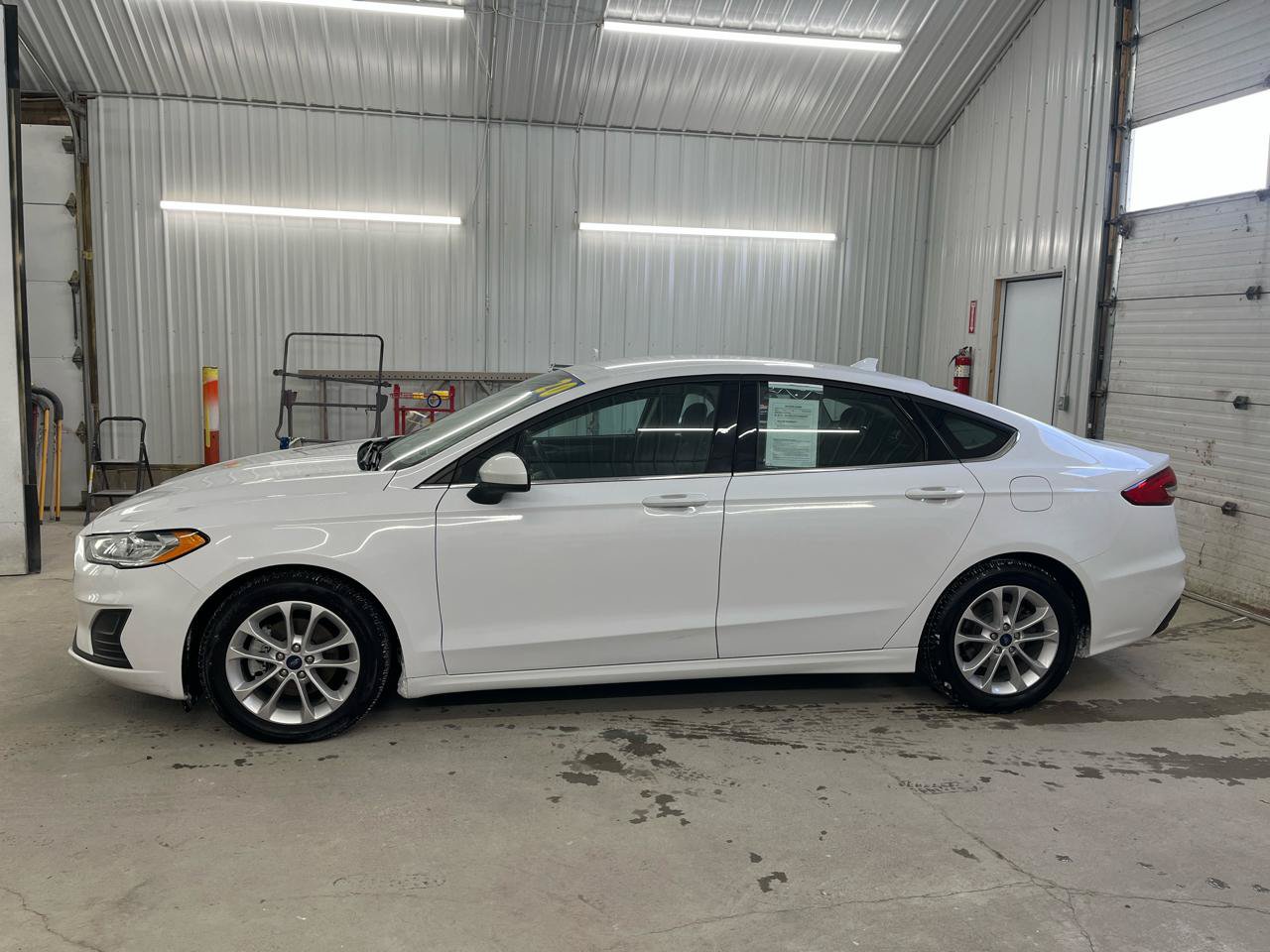 Used 2020 Ford Fusion SE FWD image 2