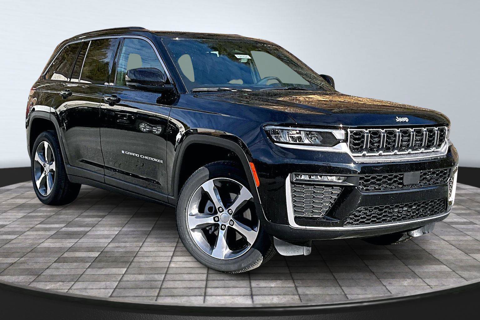 New 2026 Jeep Grand Cherokee Limited w/ Trailer Tow Package