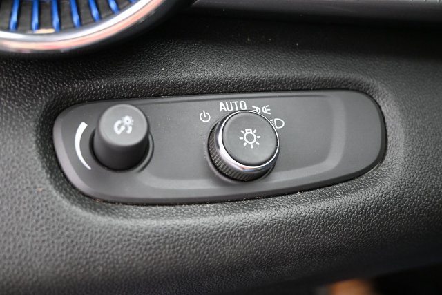 Used 2025 Chevrolet Trax LT w/ LT Convenience Package FWD image 25