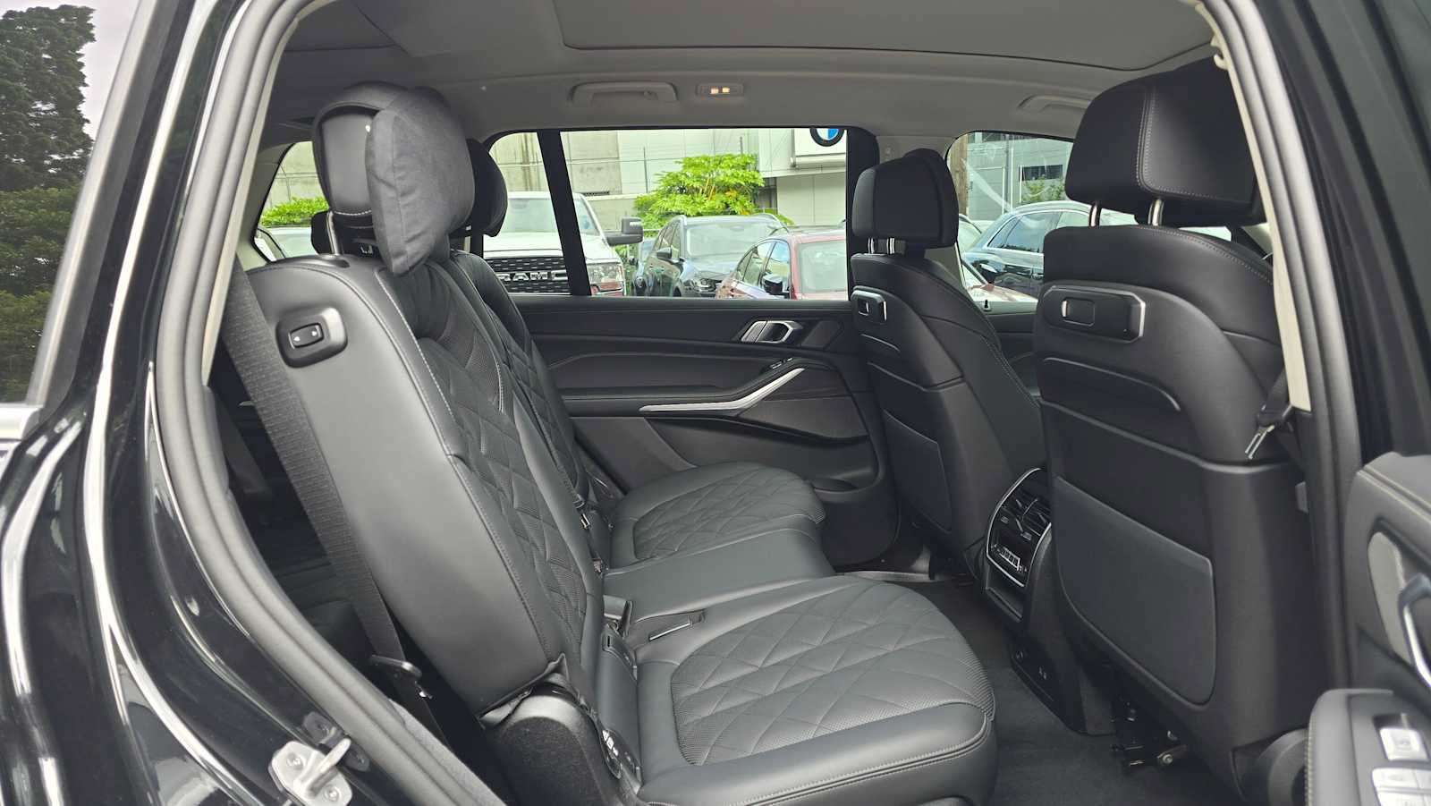 Used 2025 BMW X7 xDrive40i w/ Premium Package AWD/4WD image 12