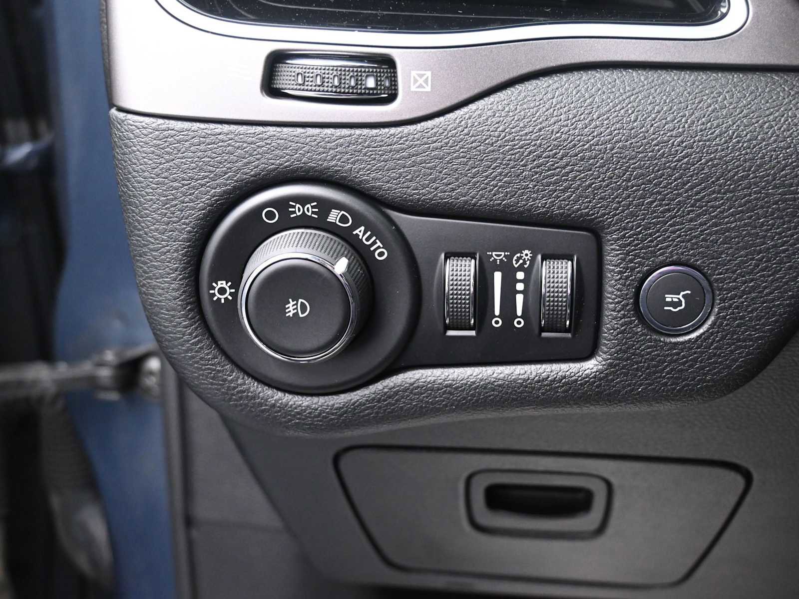 Used 2019 Jeep Cherokee Limited image 10