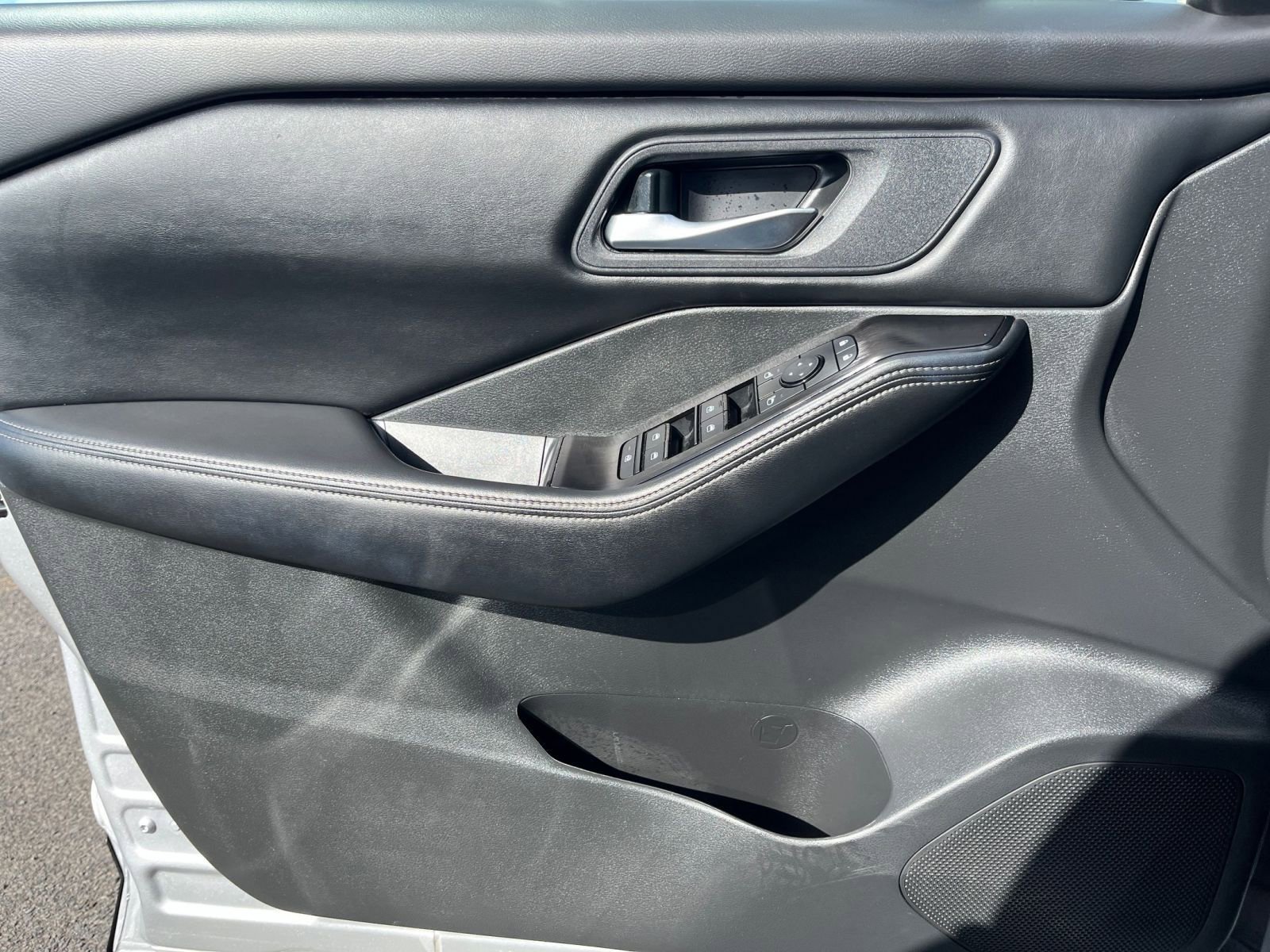 Used 2025 Nissan Rogue SV image 18