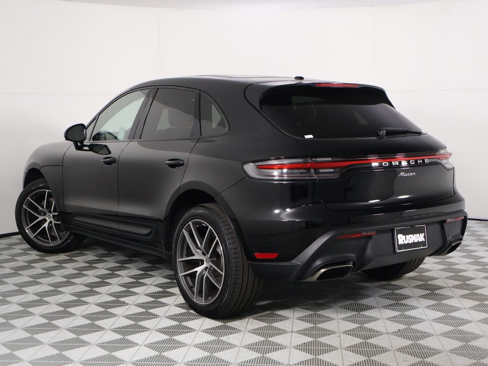 Certified 2026 Porsche Macan AWD/4WD image 3