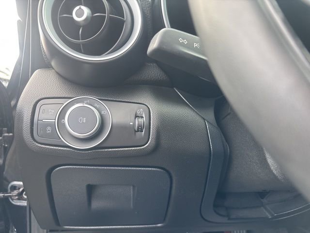 Used 2018 Alfa Romeo Giulia Base image 26