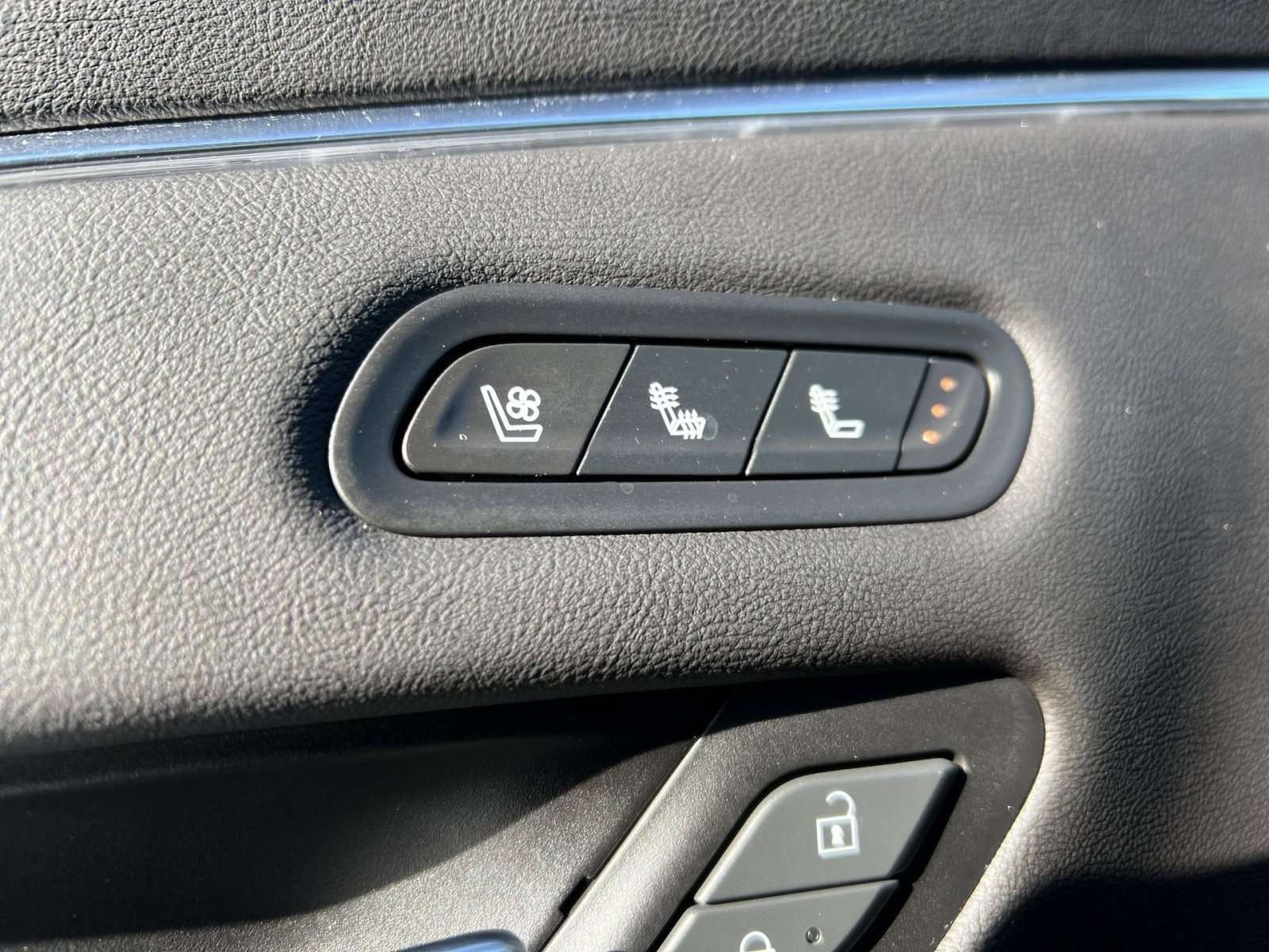 Used 2023 Cadillac Escalade ESV Premium Luxury image 36