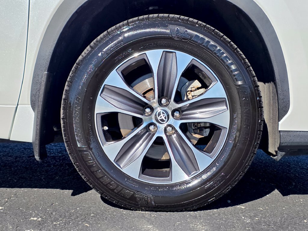 Used 2022 Toyota Highlander XLE AWD/4WD image 9