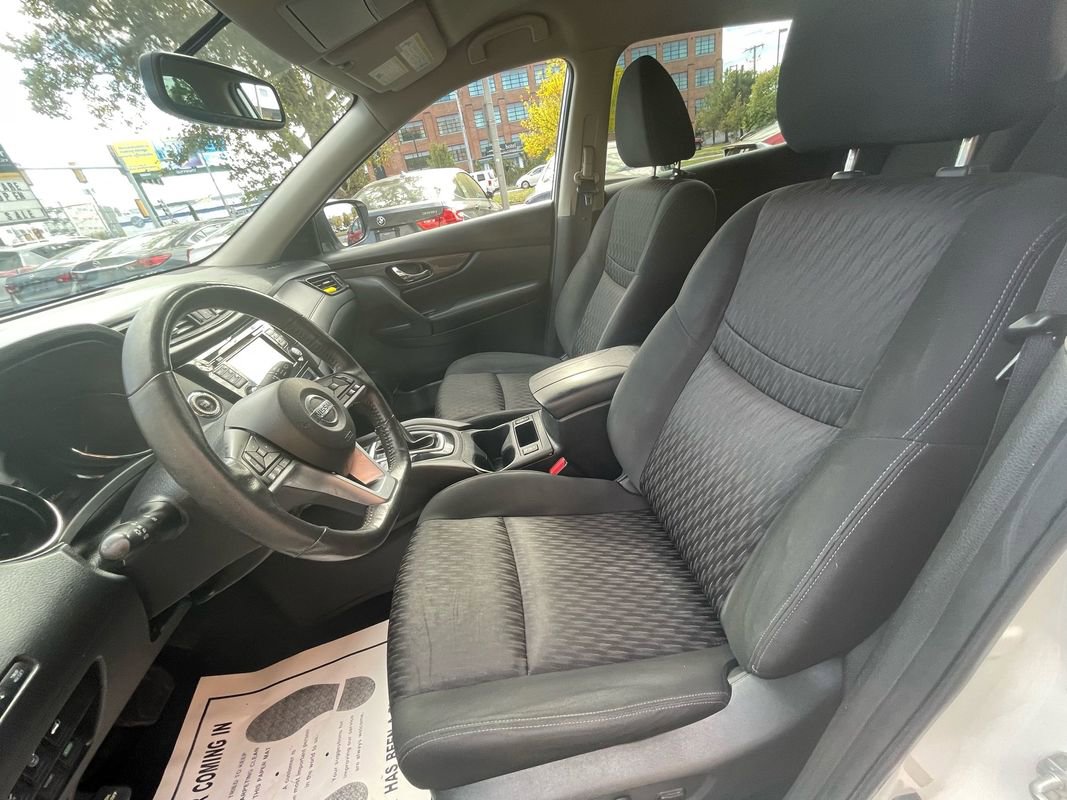 Used 2017 Nissan Rogue SV w/ SV Premium Package image 10