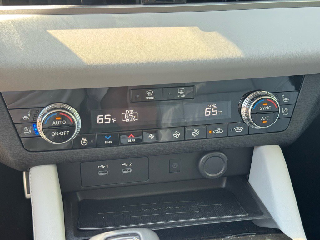 Used 2025 Mitsubishi Outlander AWD image 34