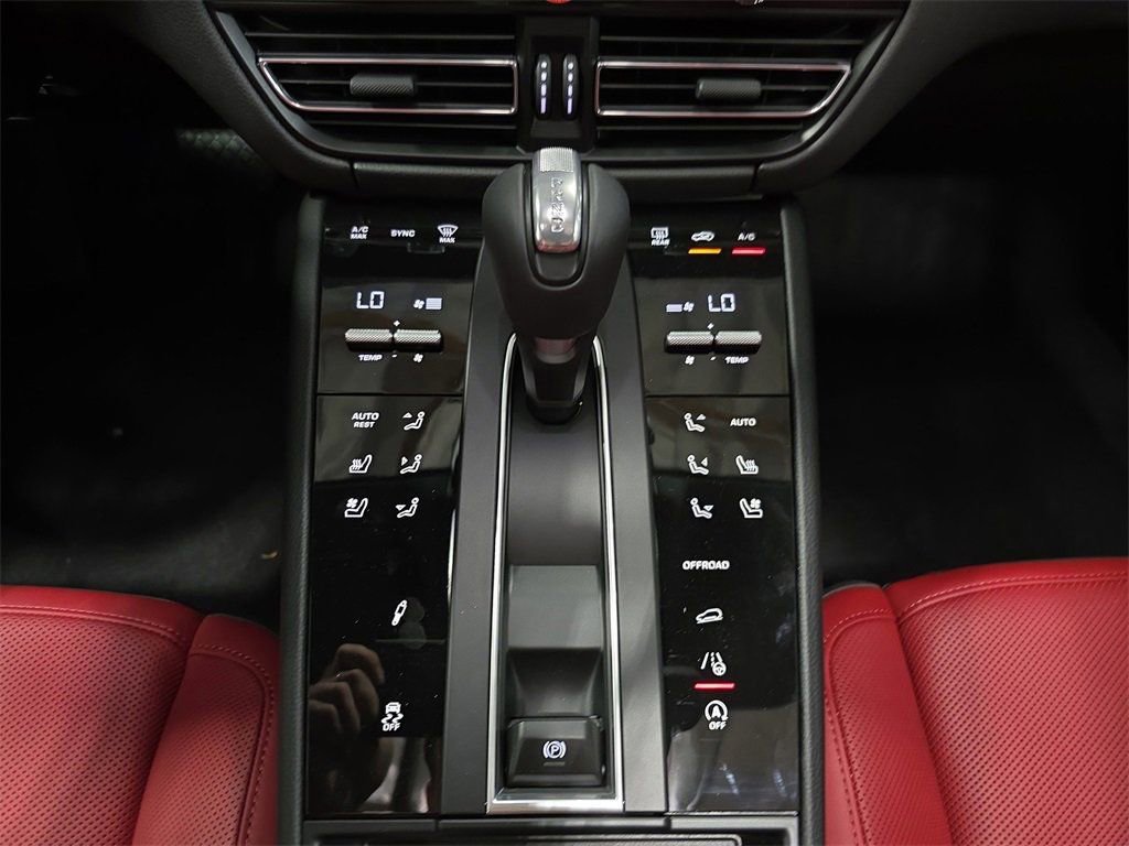 Certified 2025 Porsche Macan Turbo image 19