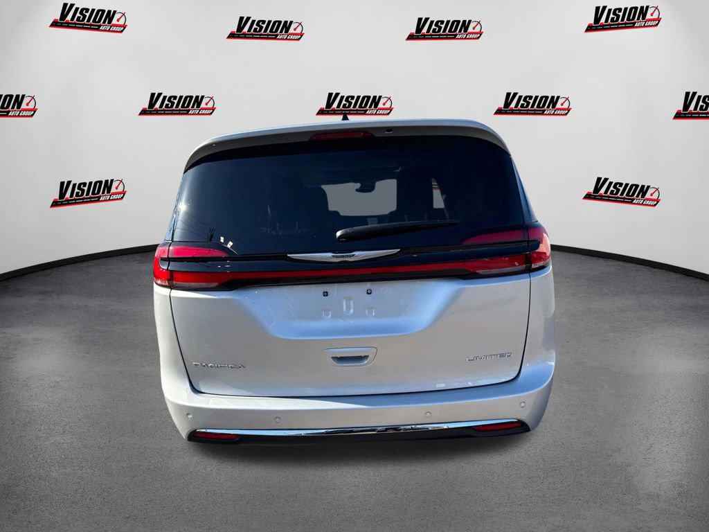 Used 2024 Chrysler Pacifica Limited FWD image 6