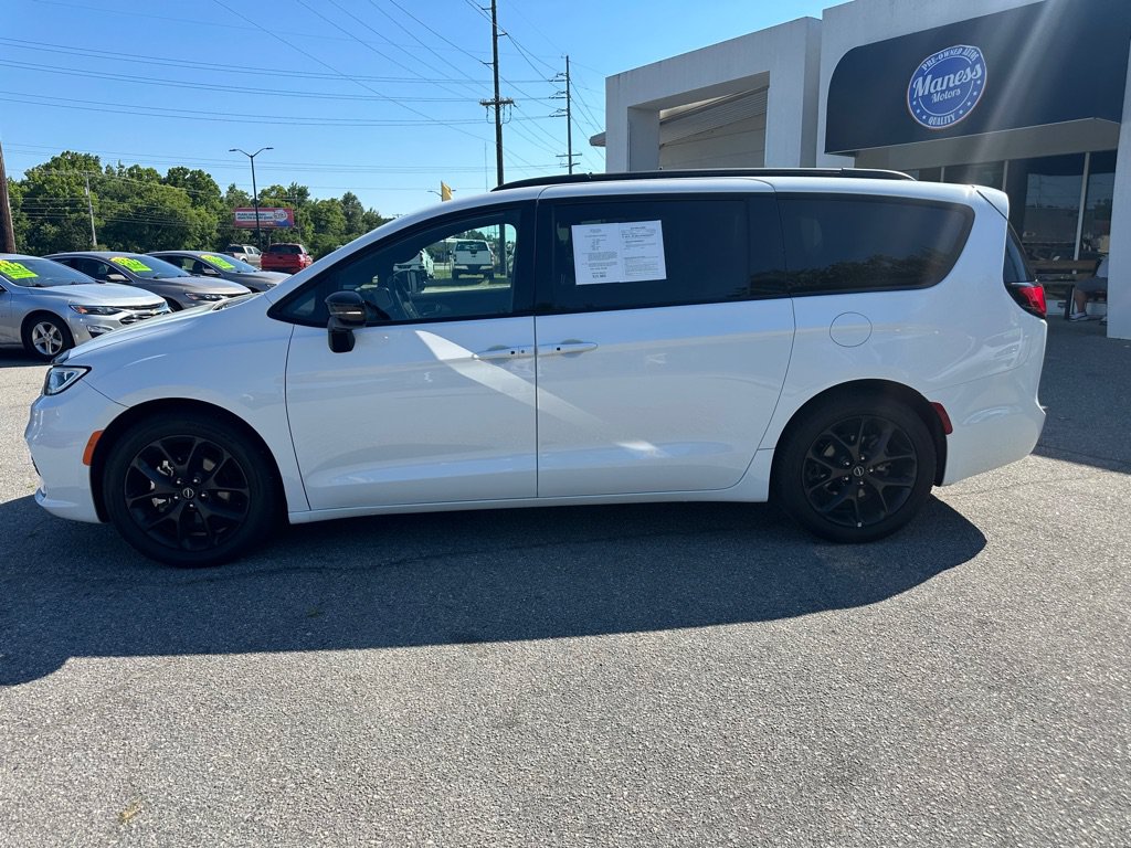 Used 2025 Chrysler Pacifica Limited FWD image 2