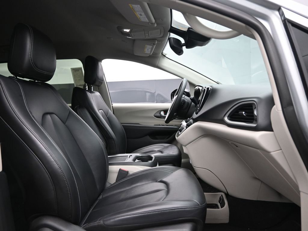 Used 2024 Chrysler Pacifica Touring-L FWD image 28