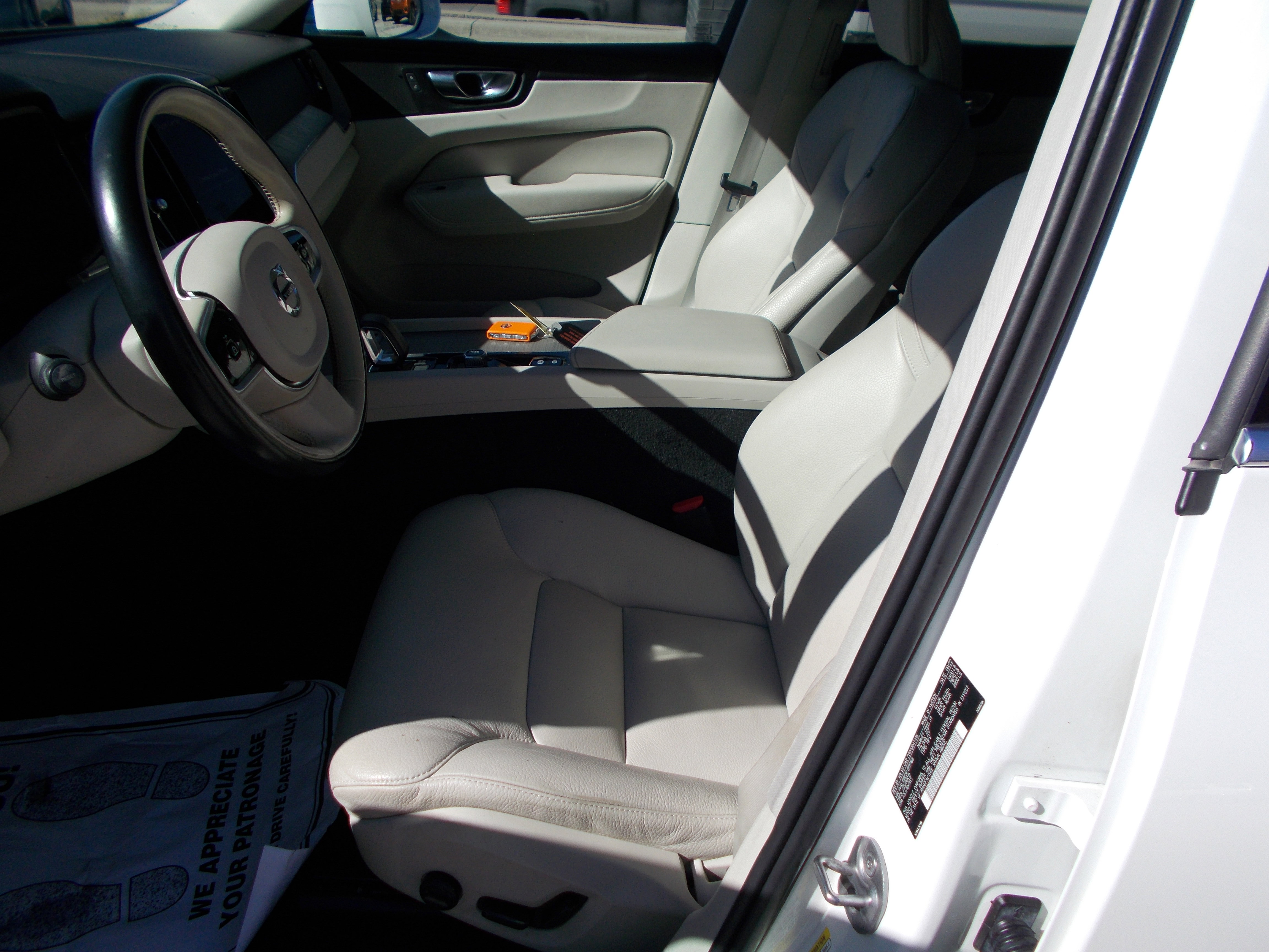 Used 2023 Volvo XC60 B5 Plus image 11