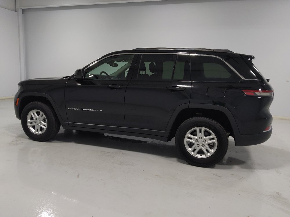 Used 2023 Jeep Grand Cherokee Laredo AWD/4WD image 3