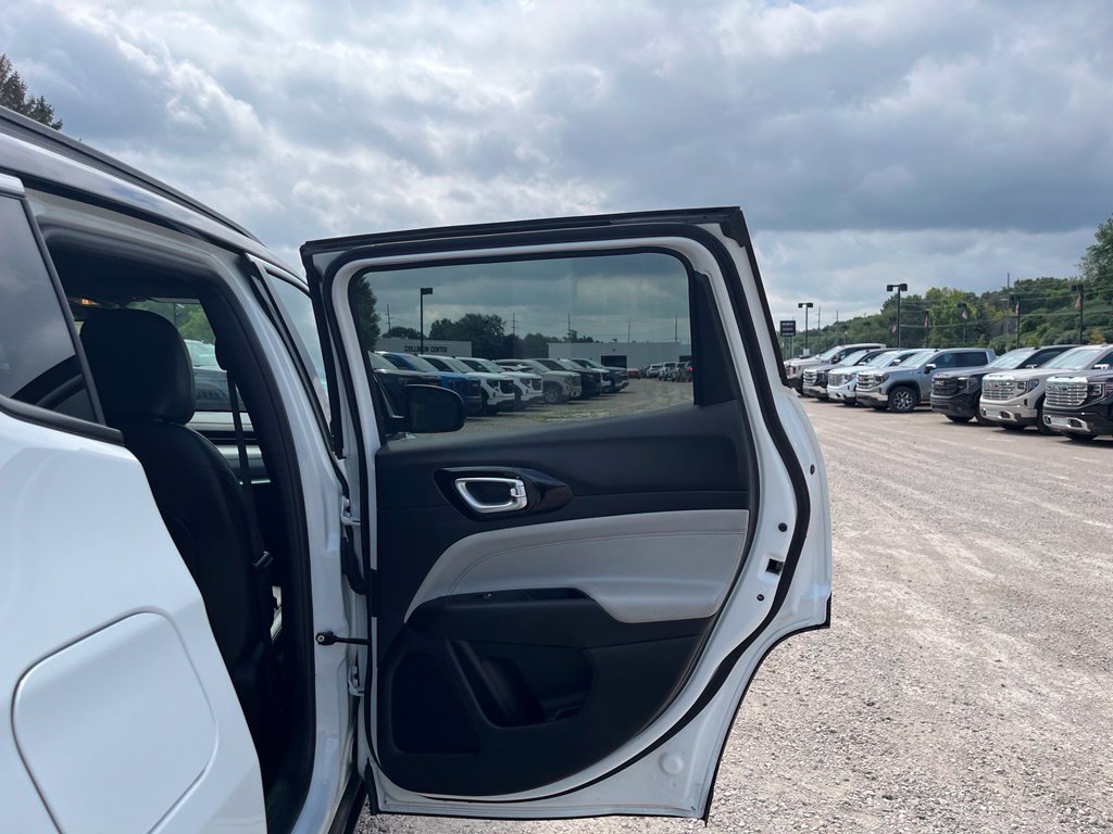 Used 2025 Jeep Compass Limited AWD/4WD image 30