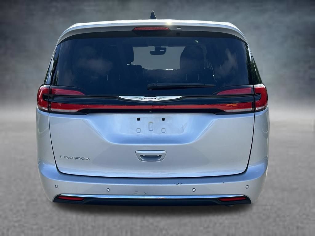 Used 2024 Chrysler Pacifica Touring-L FWD image 6