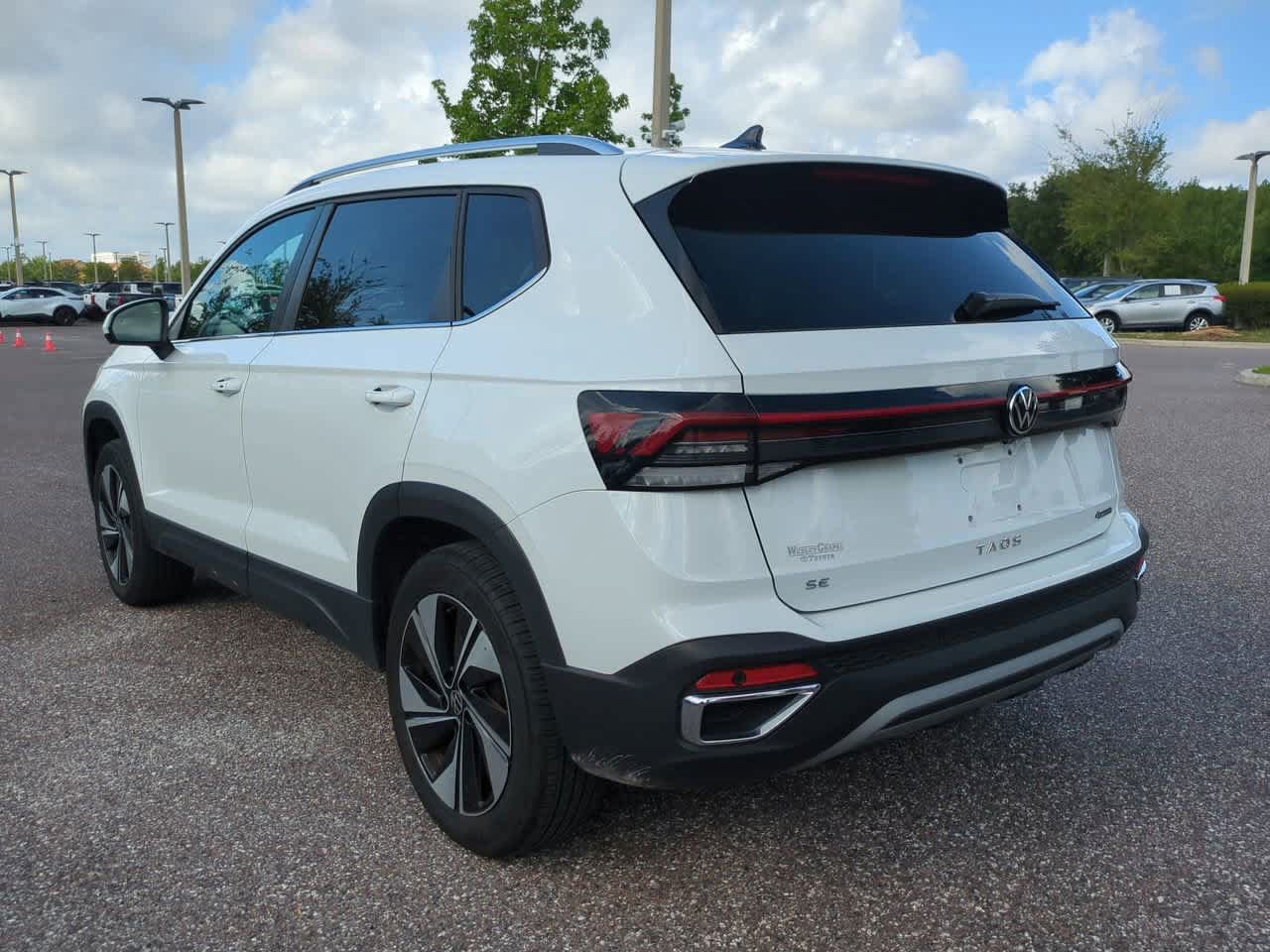Used 2025 Volkswagen Taos SE AWD/4WD image 4