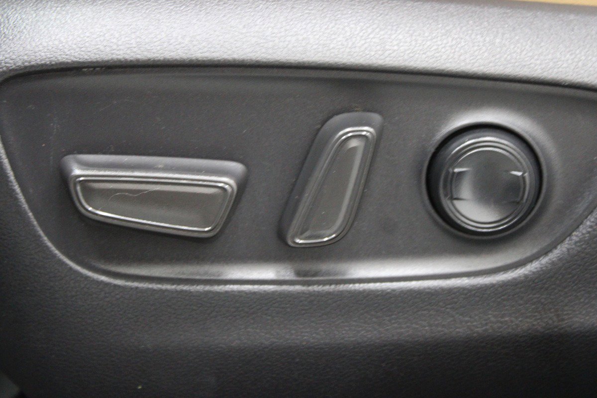 Used 2019 Toyota RAV4 Limited w/ Advanced Technology Package FWD image 19