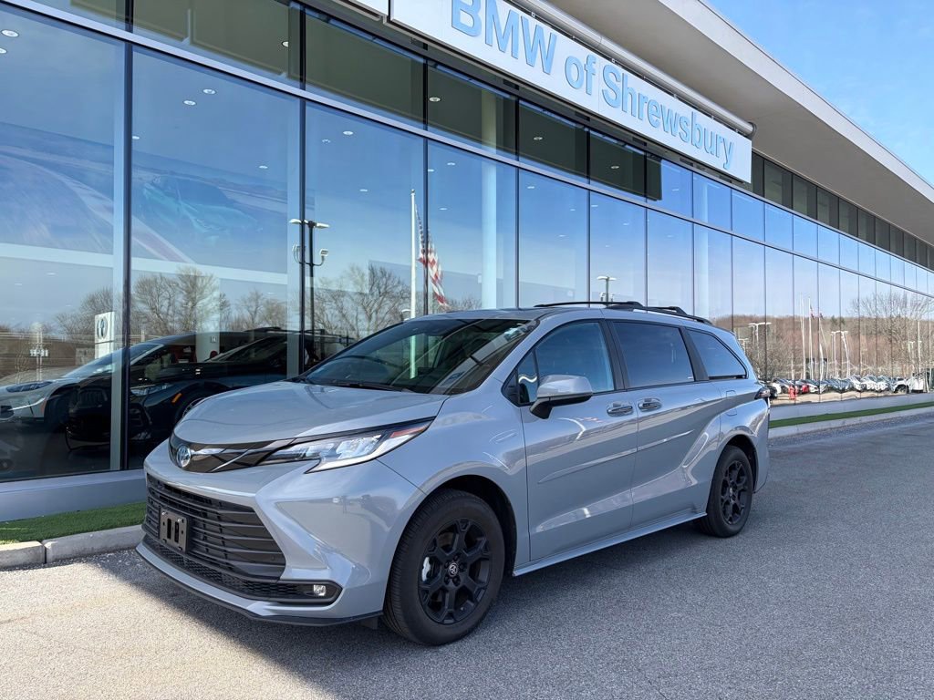 Used 2025 Toyota Sienna XLE Woodland Edition image 1