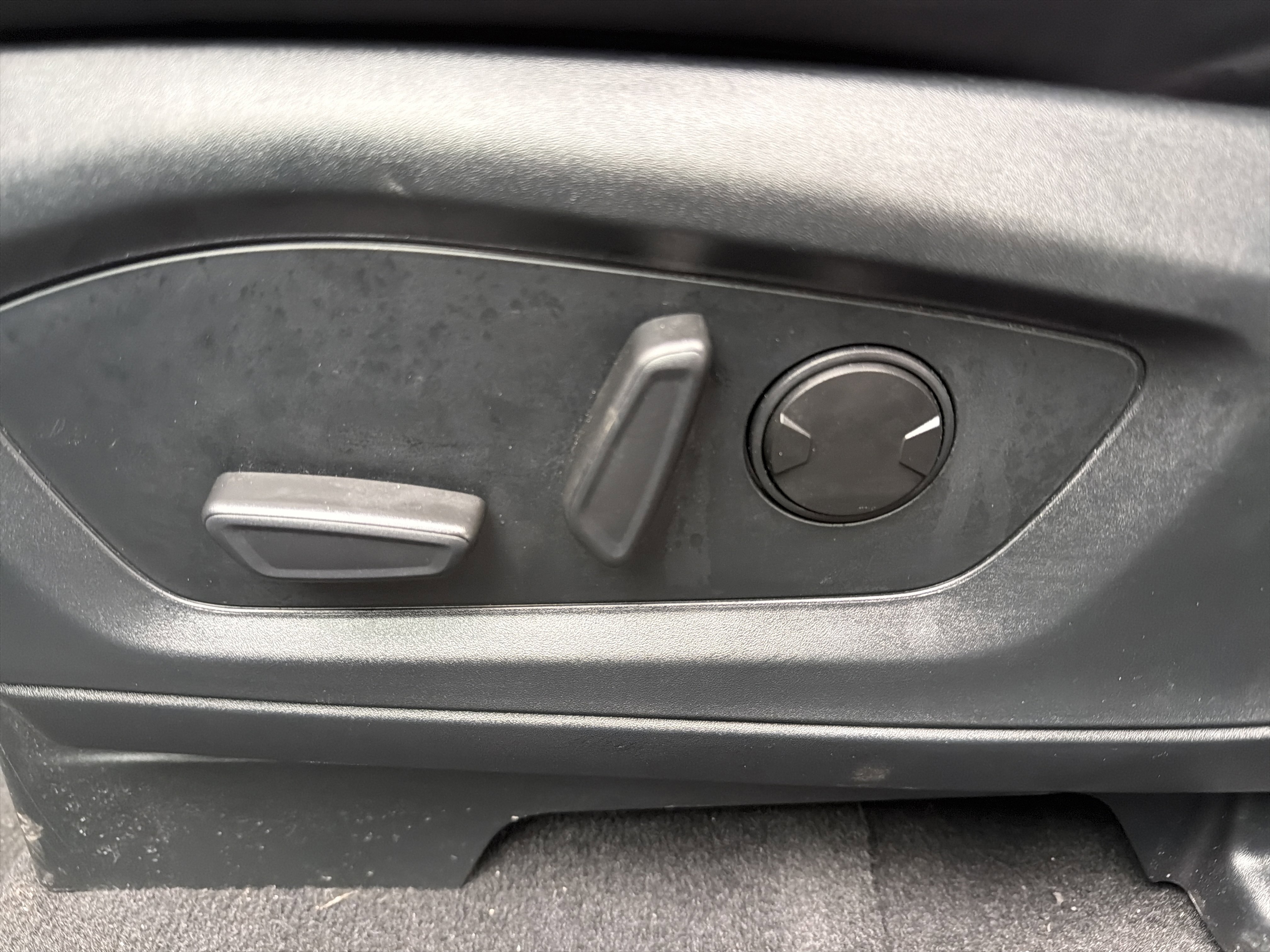 Used 2023 Ford Explorer XLT w/ Equipment Group 202A image 10