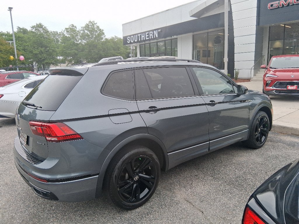 Used 2024 Volkswagen Tiguan SE R-Line AWD/4WD image 5