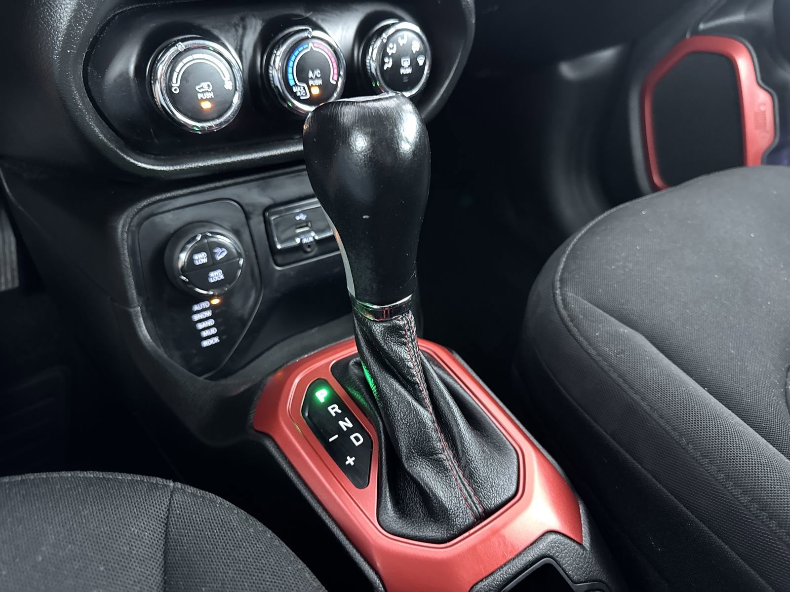 Used 2017 Jeep Renegade Trailhawk AWD/4WD image 22