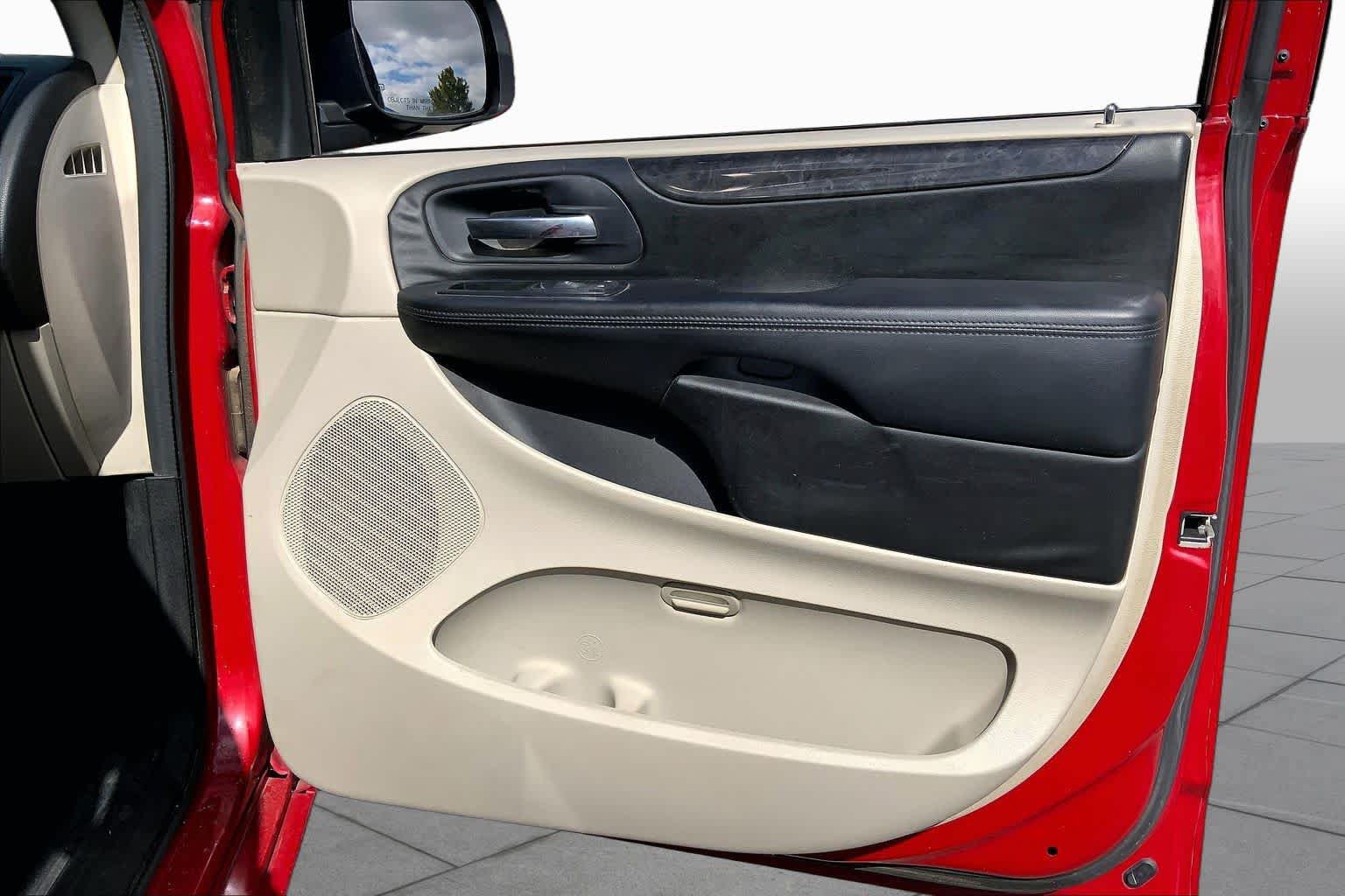 Used 2013 Dodge Grand Caravan SXT FWD image 23