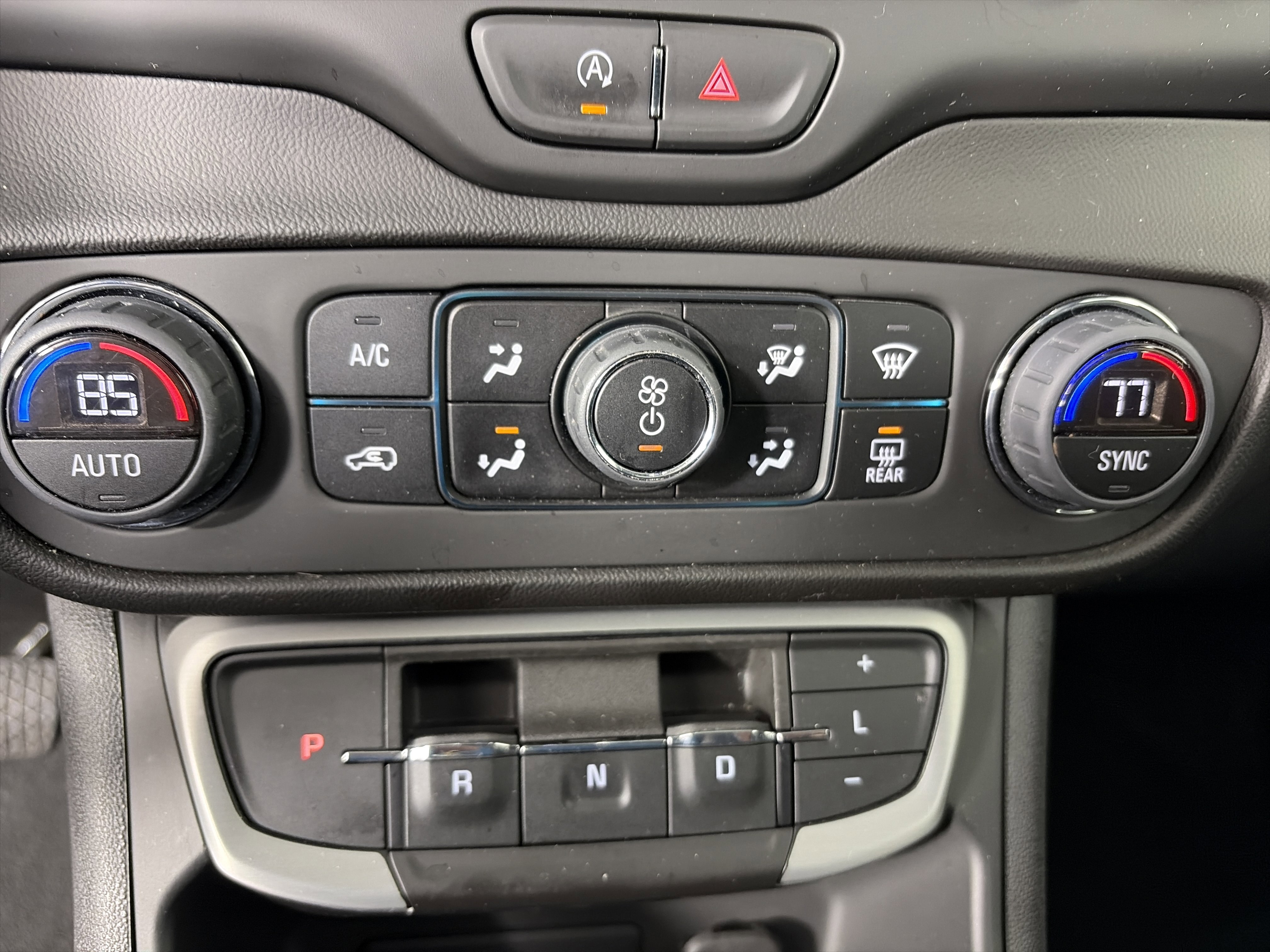 Used 2023 GMC Terrain SLE w/ Driver Convenience Package image 22