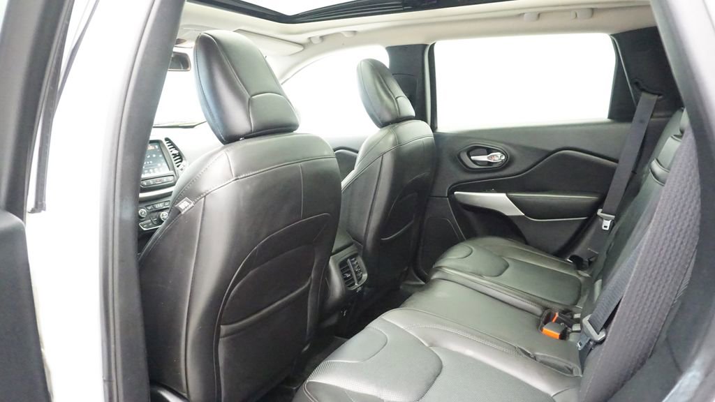Used 2016 Jeep Cherokee Overland w/ Technology Group image 18