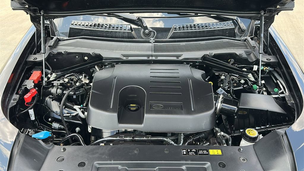 Used 2024 Land Rover Defender 130 X-Dynamic SE AWD/4WD image 3