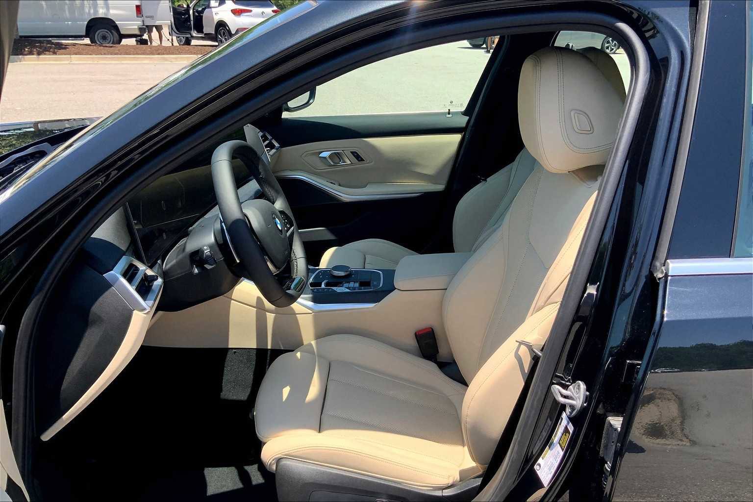 Used 2025 BMW 330i Sedan w/ Convenience Package image 7