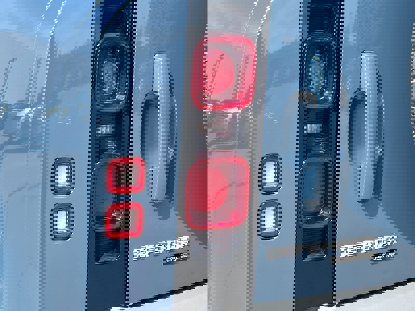 Used 2020 Land Rover Defender 110 HSE image 30