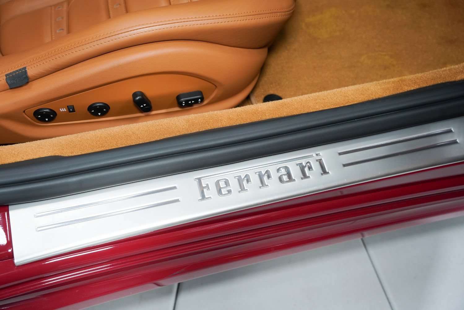 Used 2010 Ferrari California RWD image 32